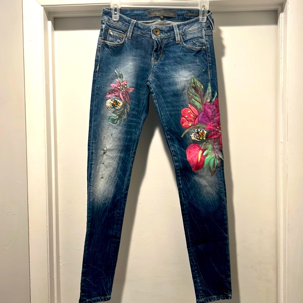 👩‍🎤👩‍🎤👩‍🎤GUESS SKINNY JEANS SIZE 25 NWOT FLORAL PATTERN WITH RHINESTONES